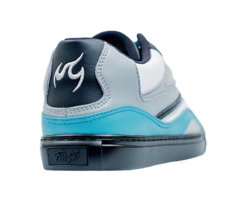 Blau-weißer veganer Sneaker mit schwarzer Sohle und stilisiertem Fersenlogo, Fuego Dance Sneakers von Fuego Dance Shoes.